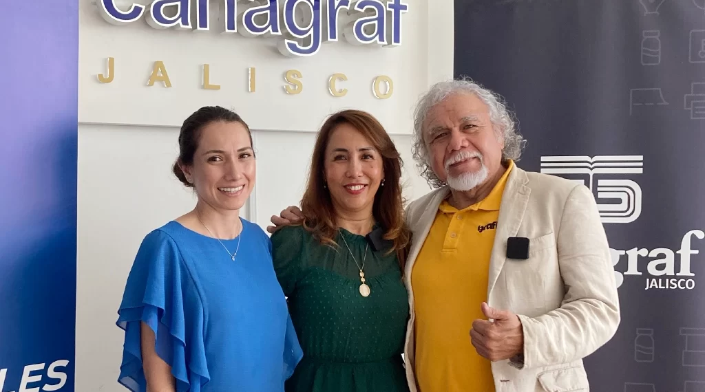 Verónica Alcalá levanta la medalla por los industriales gráficos de Jalisco